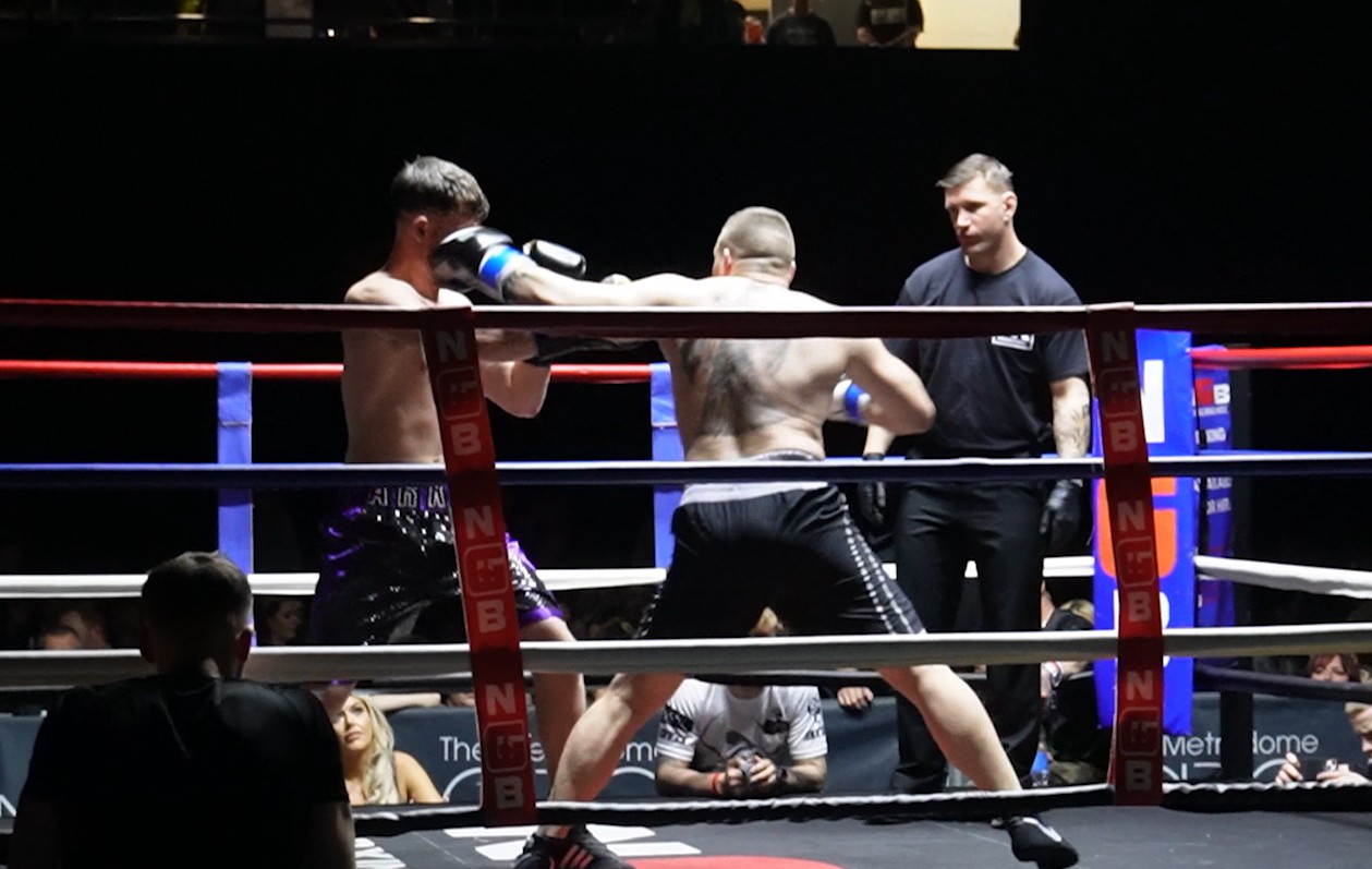 AM ȚINUT PUMNII UNUI BOXER
